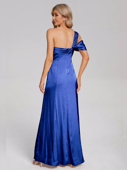 Vestido de fiesta de satén suave con un hombro descubierto y abertura