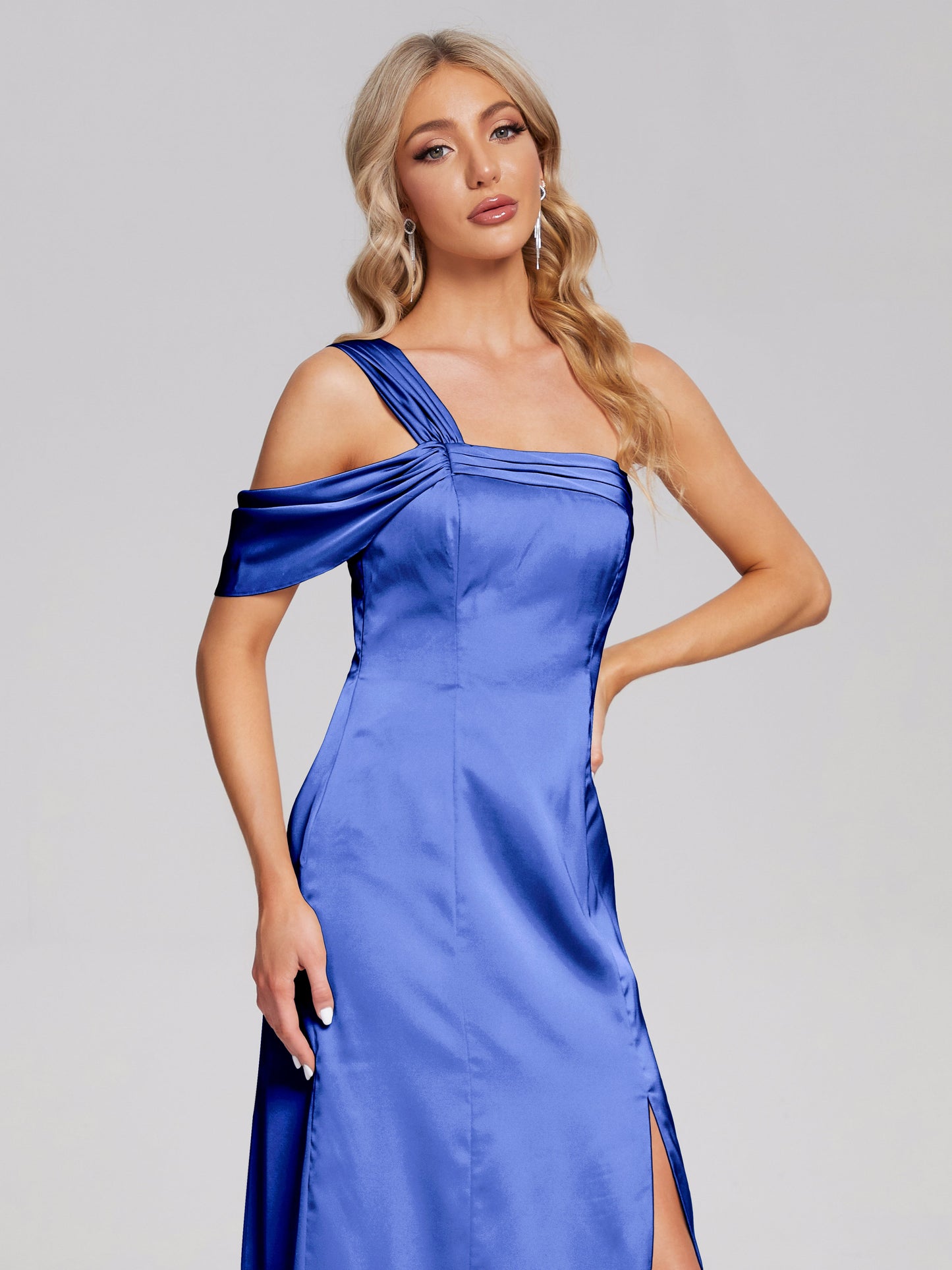Vestido de fiesta de satén suave con un hombro descubierto y abertura