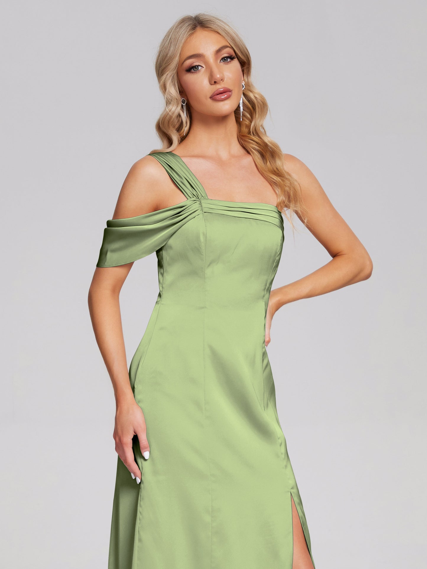 Vestido de fiesta de satén suave con un hombro descubierto y abertura