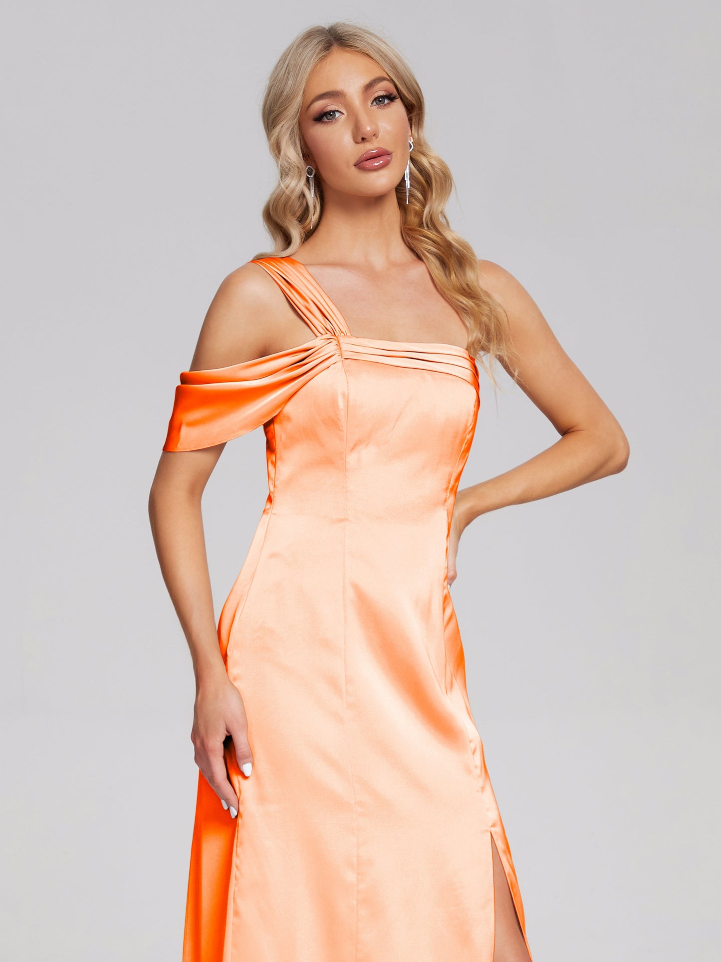 Vestido de fiesta de satén suave con un hombro descubierto y abertura