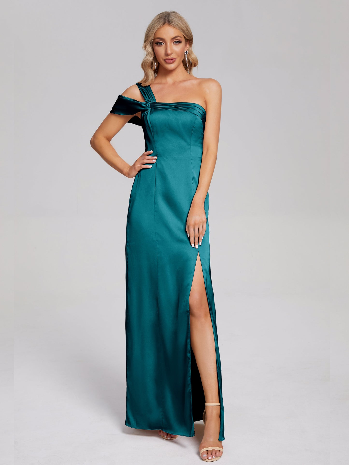 Vestido de fiesta de satén suave con un hombro descubierto y abertura