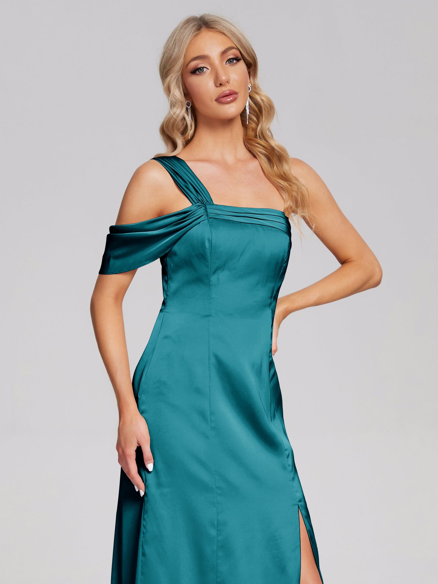 Vestido de fiesta de satén suave con un hombro descubierto y abertura