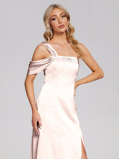 Vestido de fiesta de satén suave con un hombro descubierto y abertura
