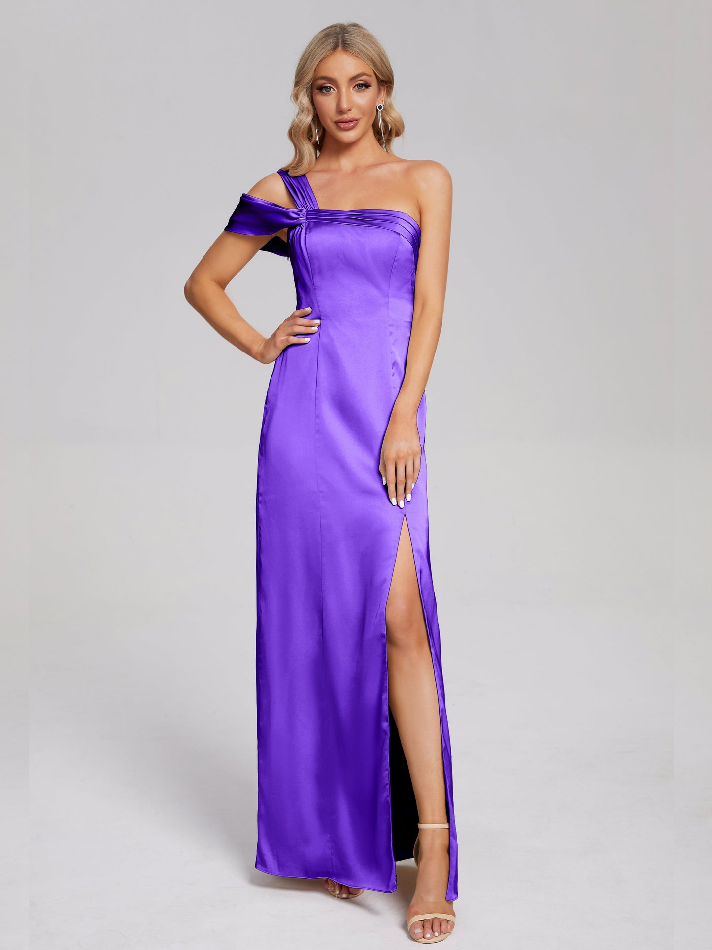 Vestido de fiesta de satén suave con un hombro descubierto y abertura