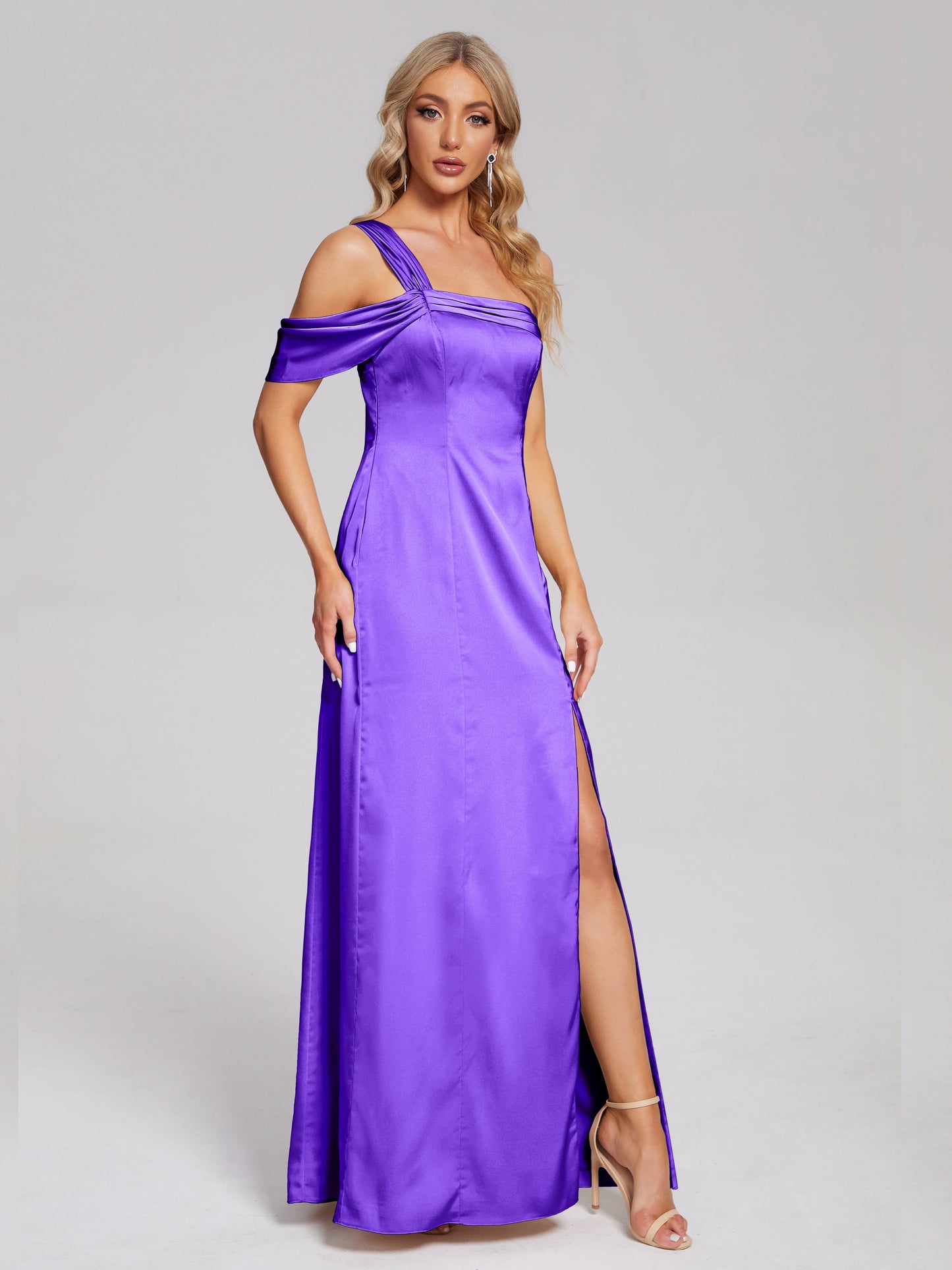 Vestido de fiesta de satén suave con un hombro descubierto y abertura