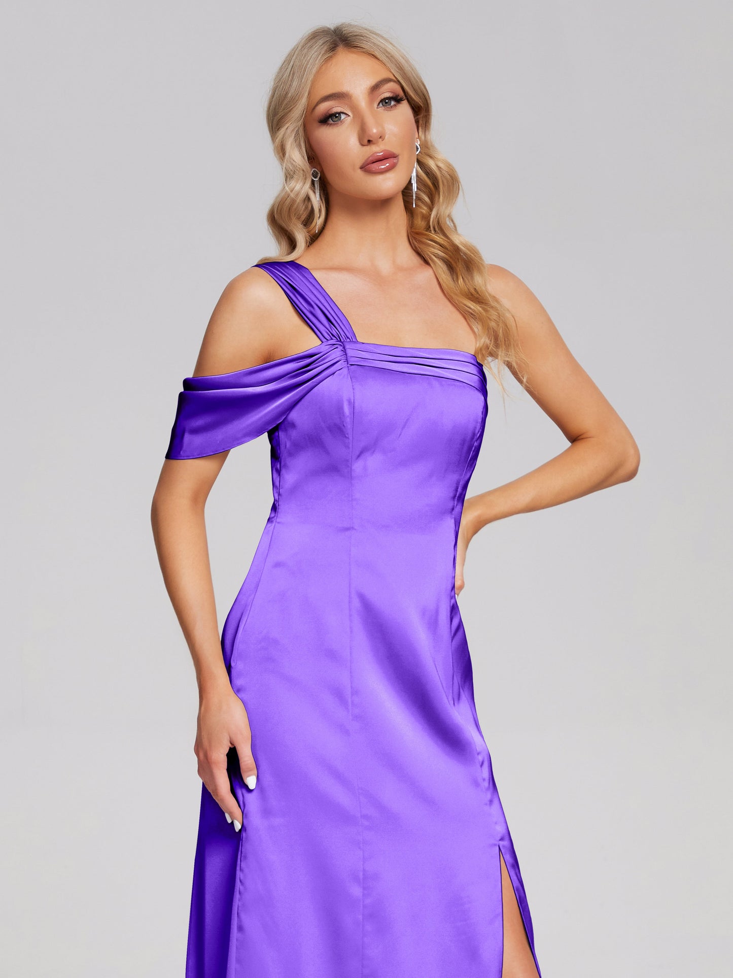 Vestido de fiesta de satén suave con un hombro descubierto y abertura