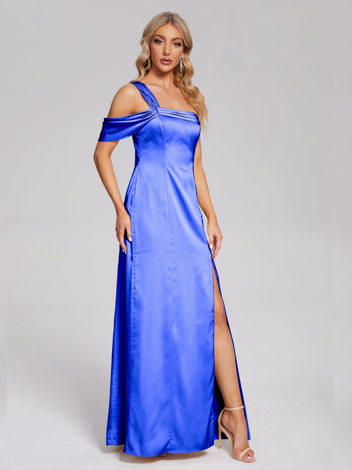 Vestido de fiesta de satén suave con un hombro descubierto y abertura