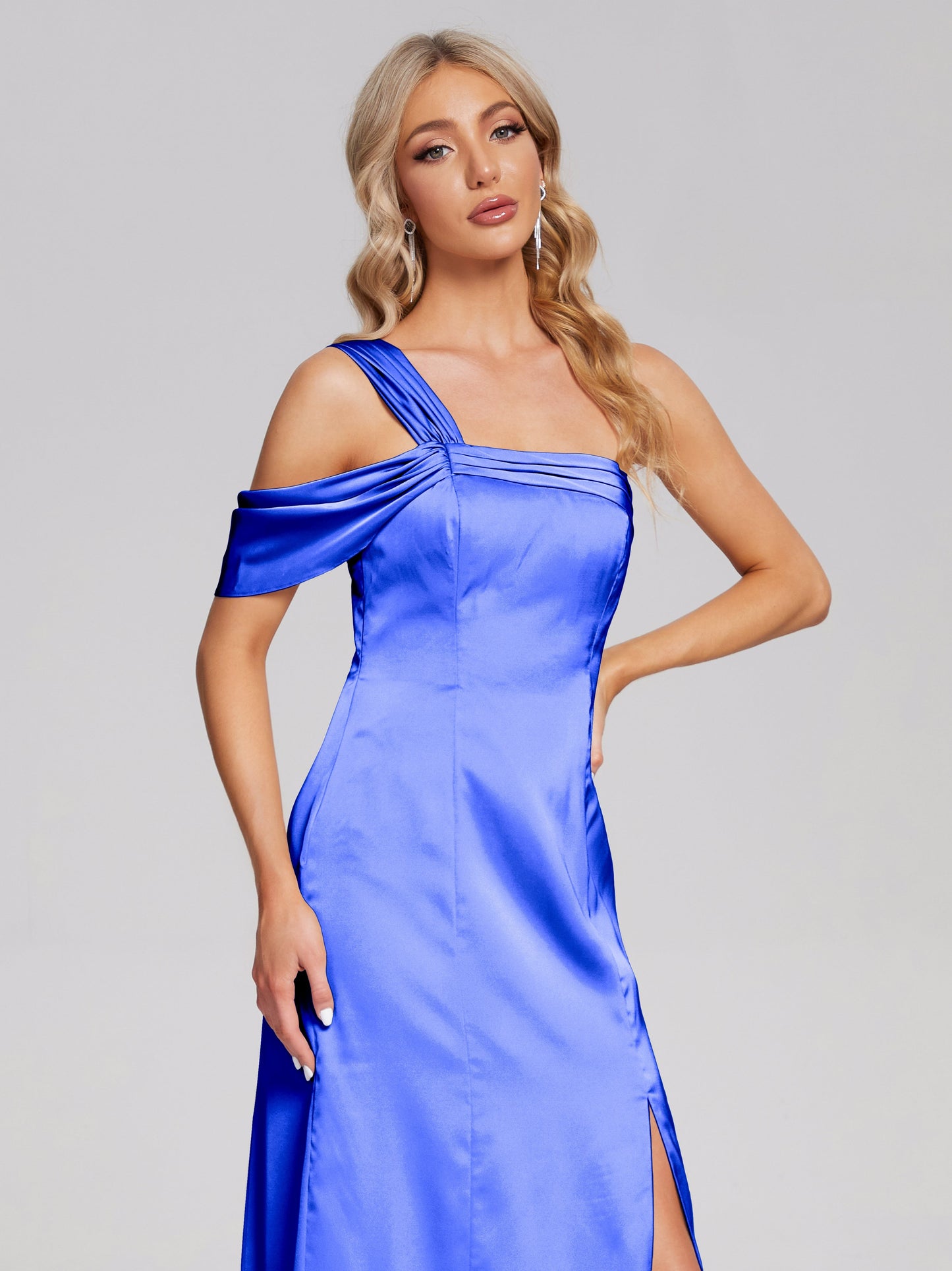 Vestido de fiesta de satén suave con un hombro descubierto y abertura
