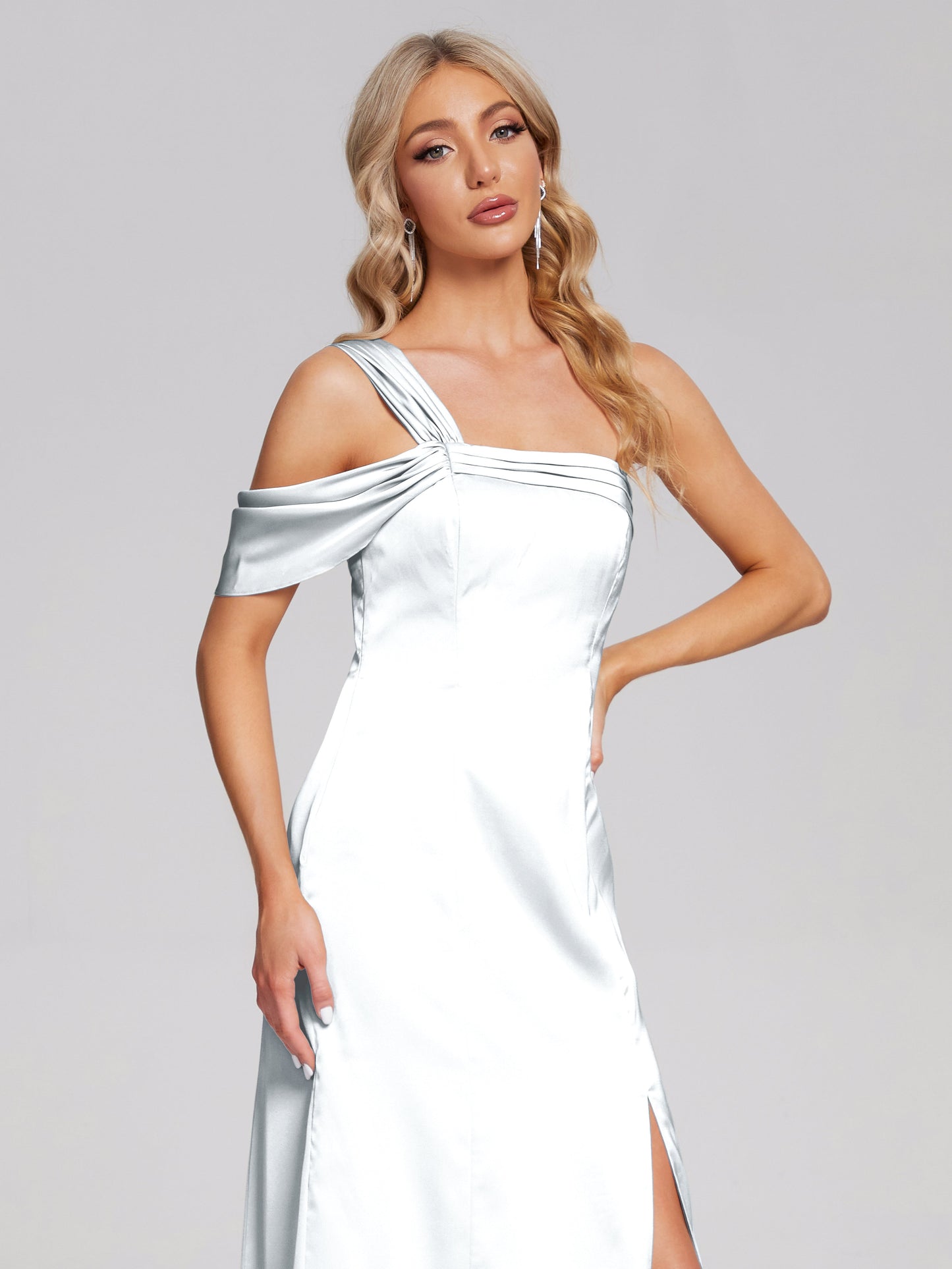 Vestido de fiesta de satén suave con un hombro descubierto y abertura