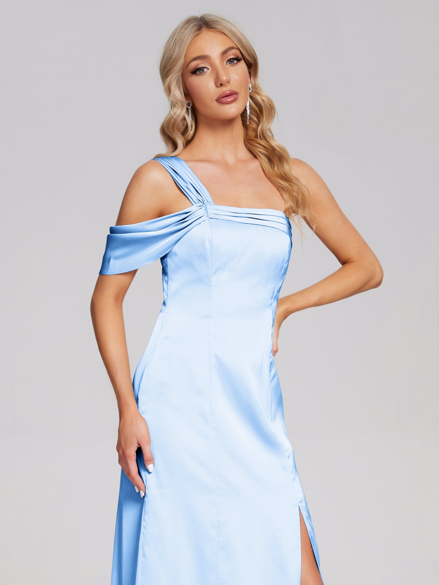 Vestido de fiesta de satén suave con un hombro descubierto y abertura