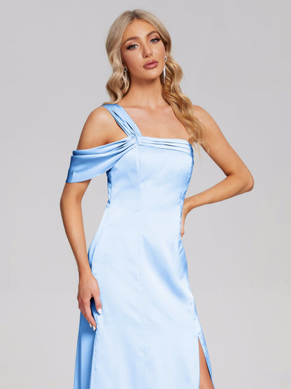 Vestido de fiesta de satén suave con un hombro descubierto y abertura