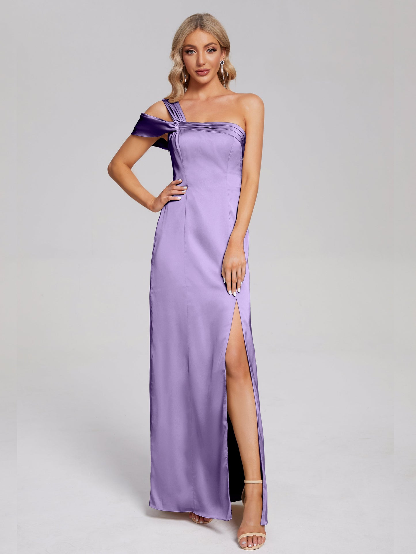 Vestido de fiesta de satén suave con un hombro descubierto y abertura