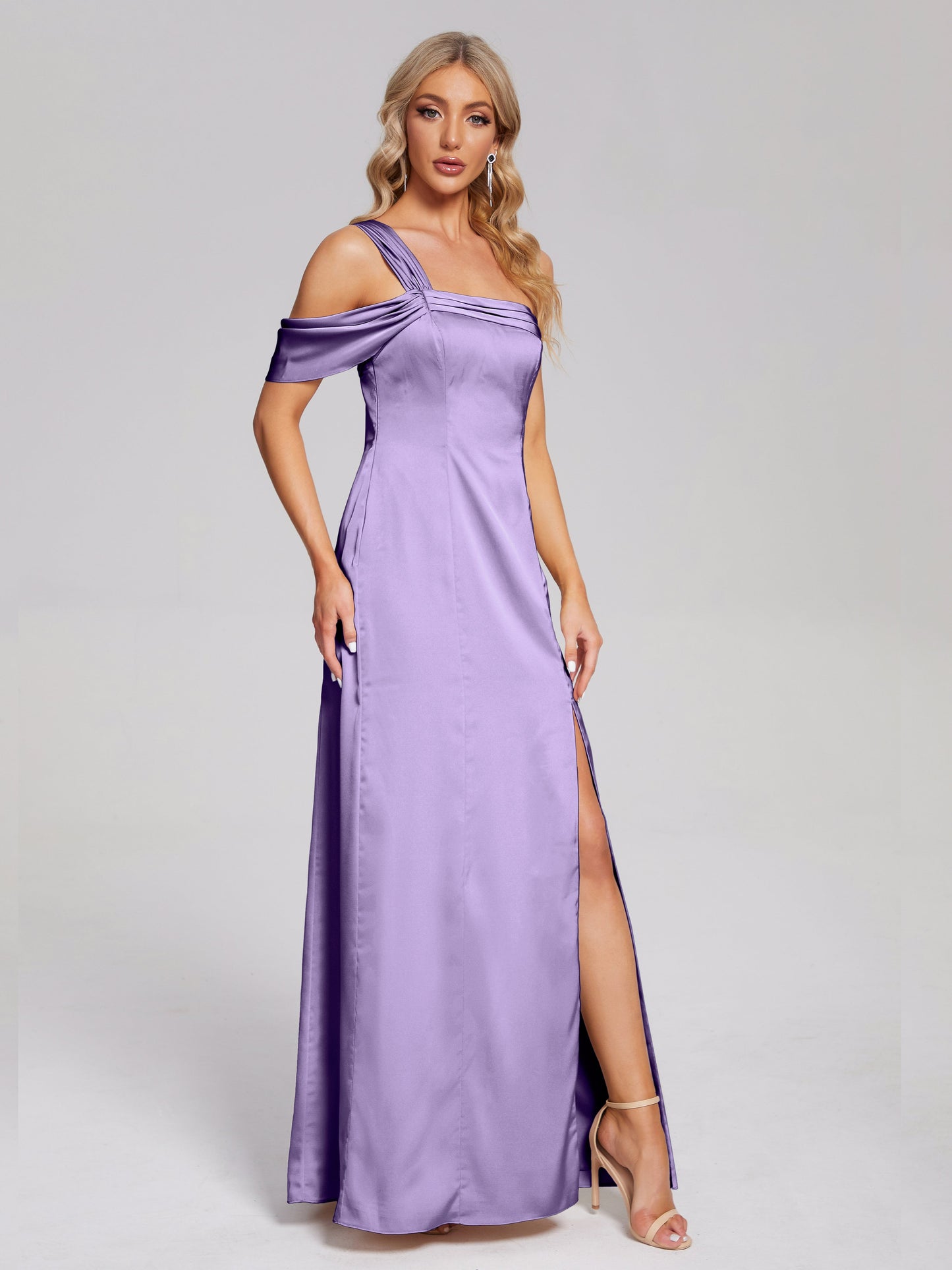 Vestido de fiesta de satén suave con un hombro descubierto y abertura