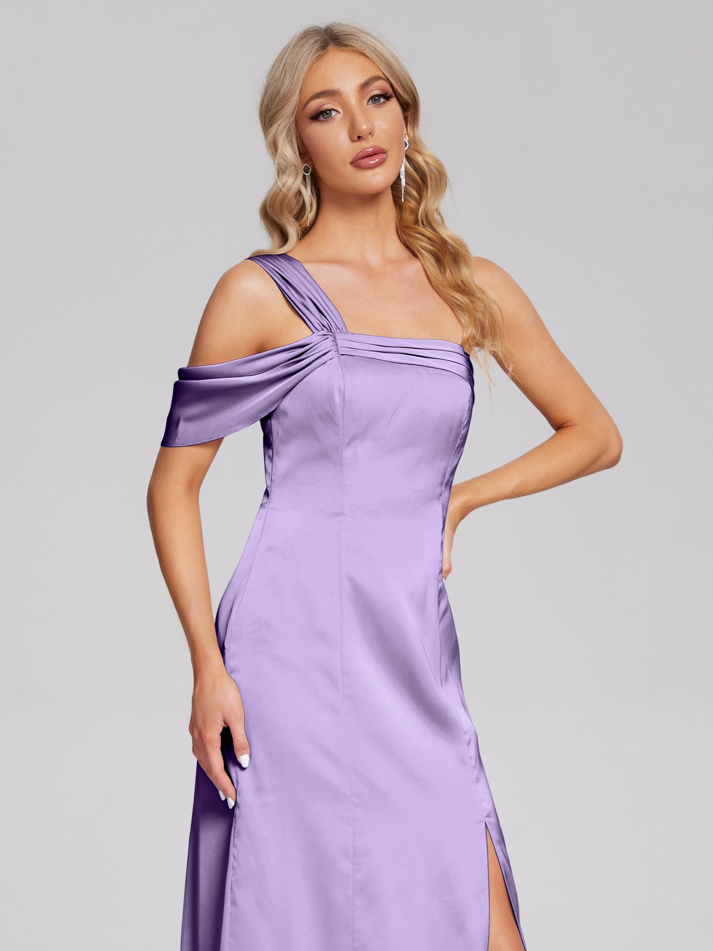 Vestido de fiesta de satén suave con un hombro descubierto y abertura