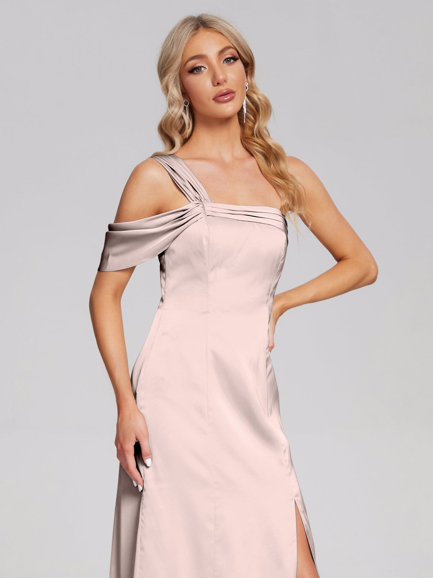 Vestido de fiesta de satén suave con un hombro descubierto y abertura
