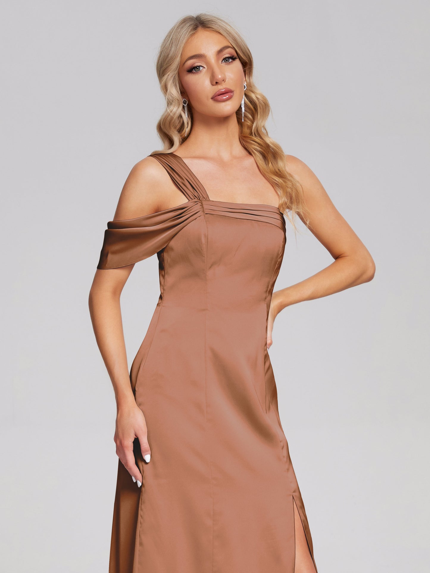 Vestido de fiesta de satén suave con un hombro descubierto y abertura