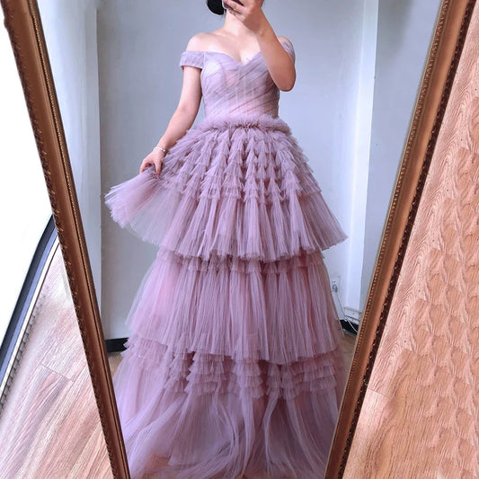 Vestido de fiesta de tul con capas y corte en A y hombros descubiertos