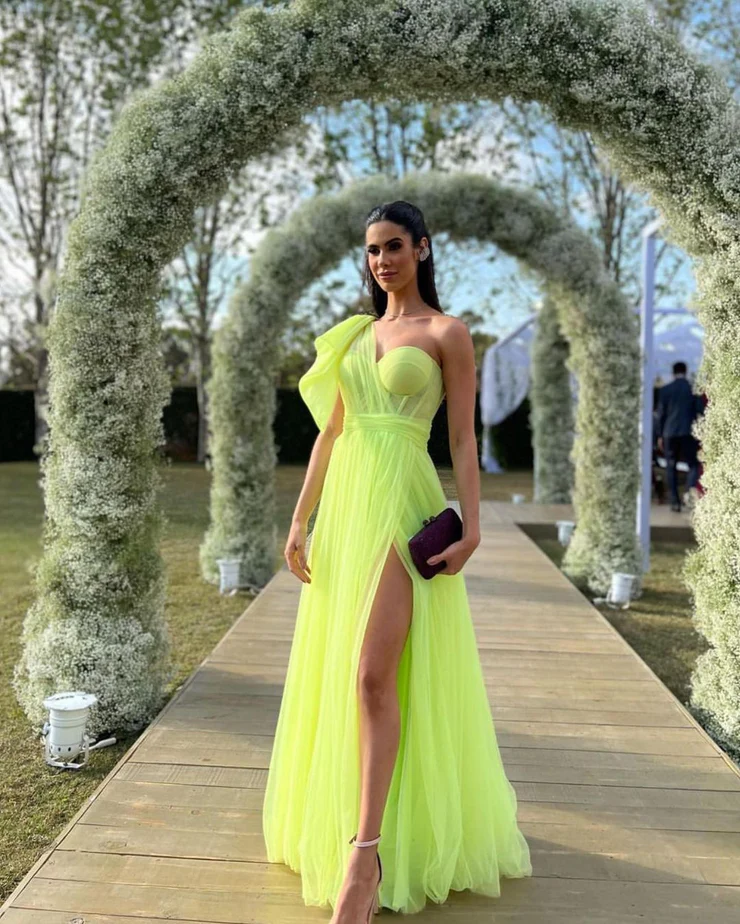 Encantadores vestidos de fiesta largos de tul verde fluorescente con corte en A y un solo hombro y abertura fg2351