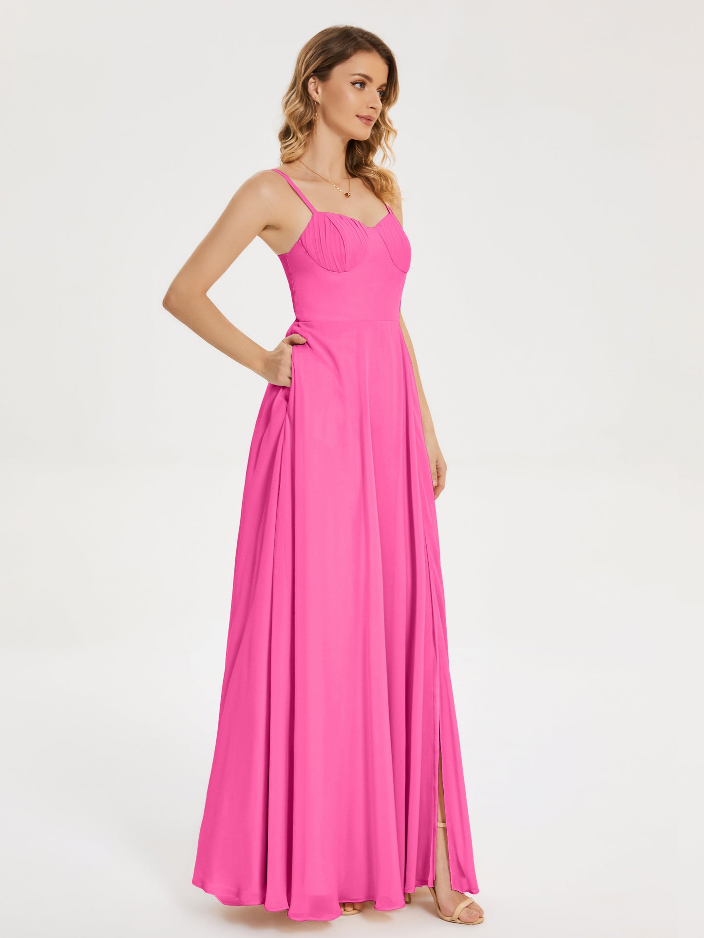 Vestido de fiesta con tirantes finos y corte en A y abertura