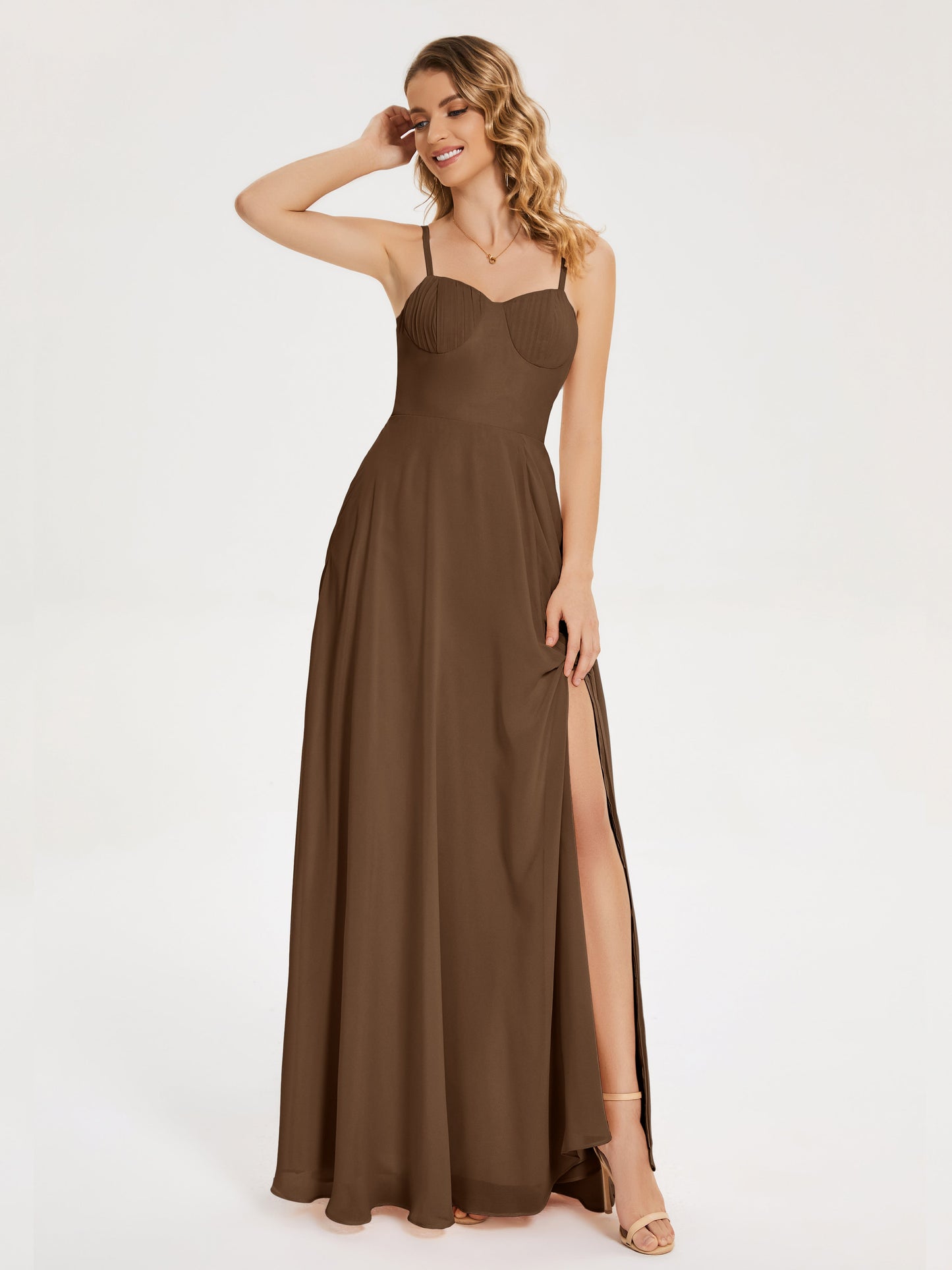 Vestido de fiesta con tirantes finos y corte en A y abertura