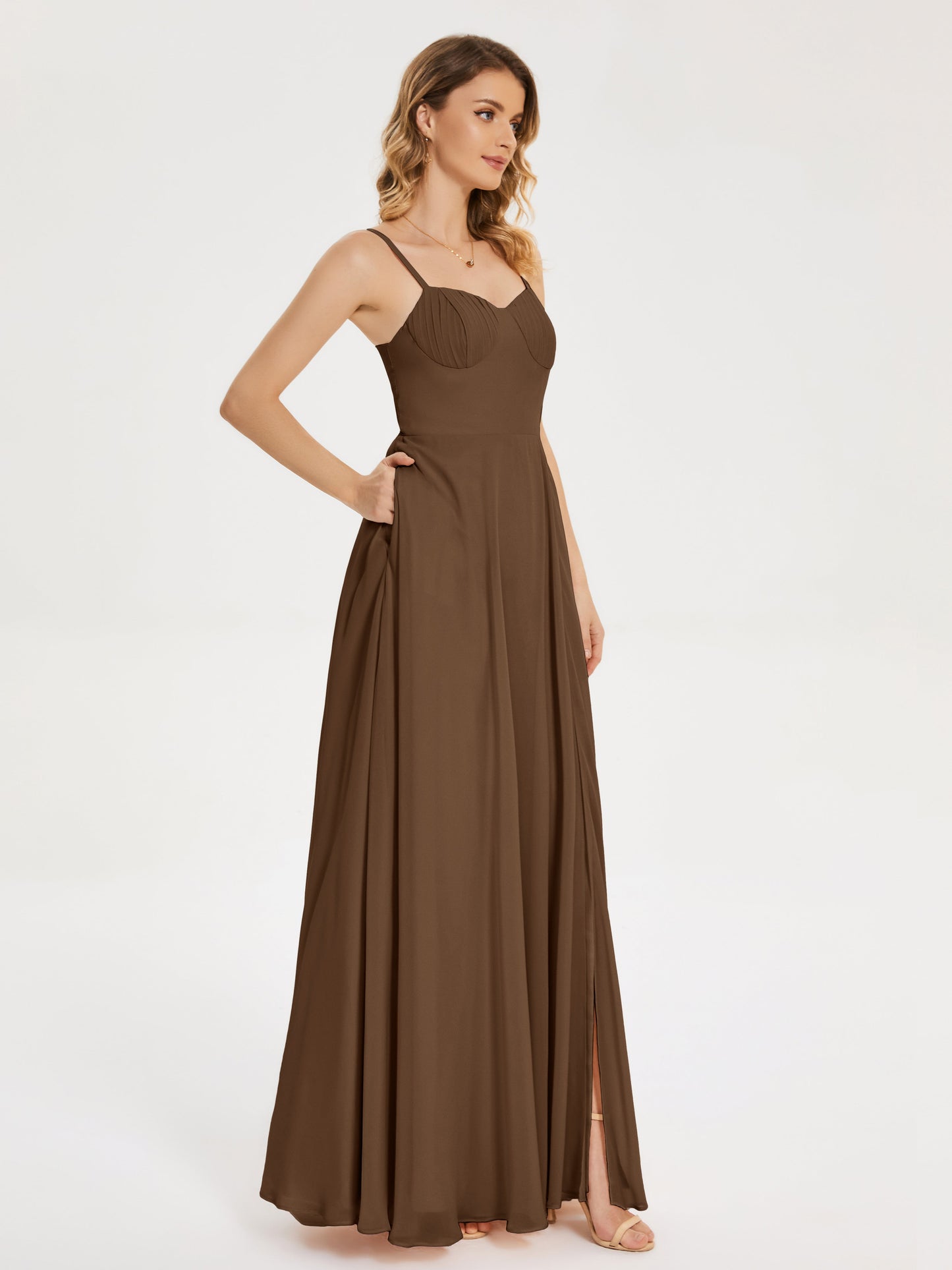 Vestido de fiesta con tirantes finos y corte en A y abertura