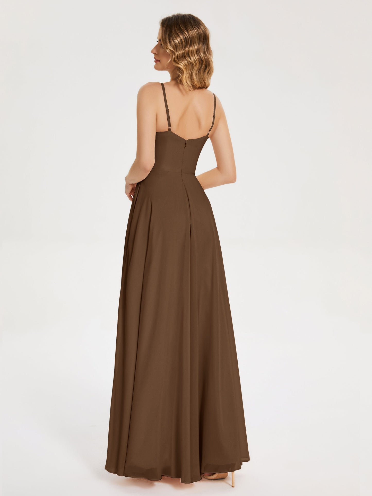 Vestido de fiesta con tirantes finos y corte en A y abertura