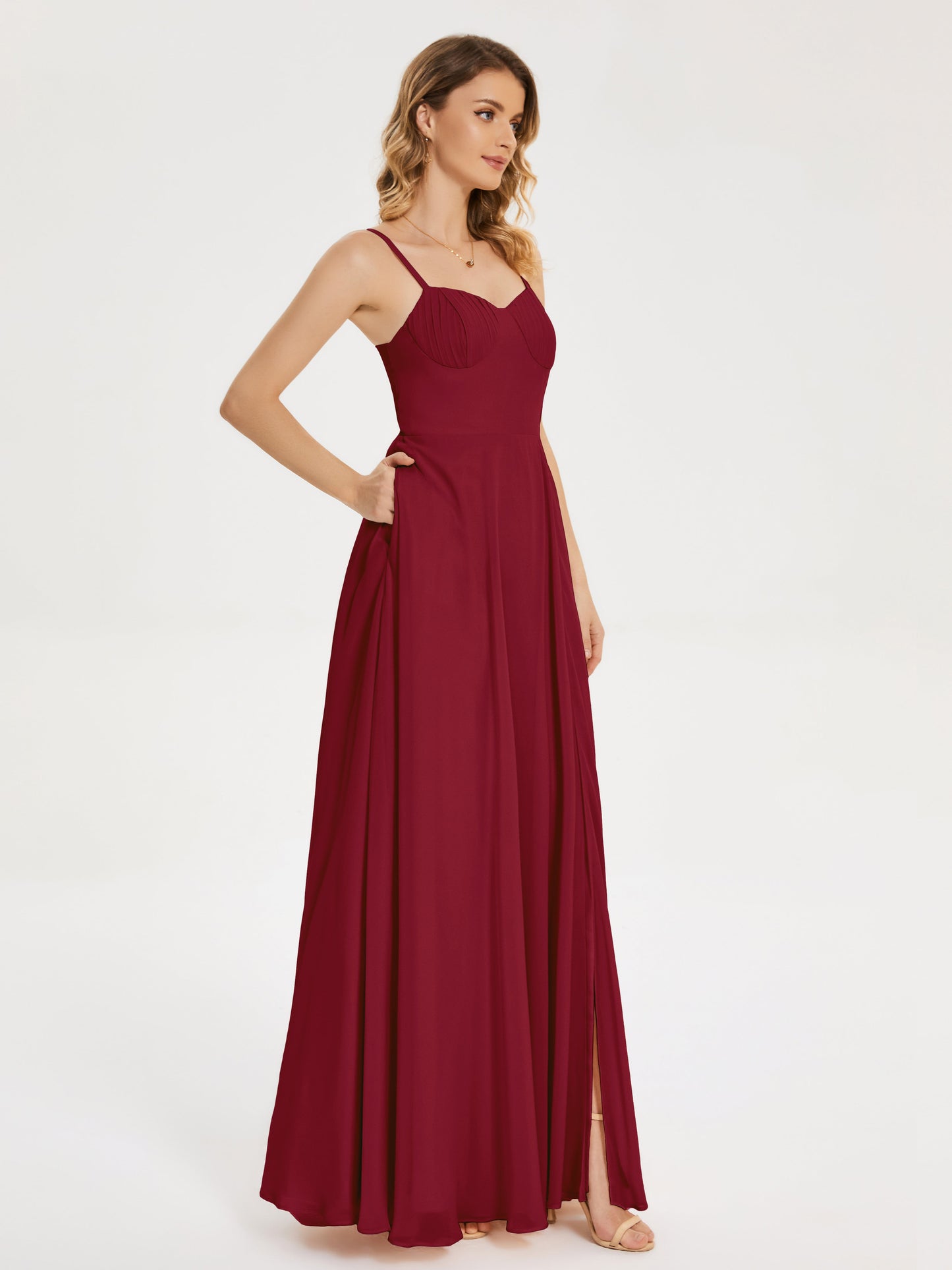 Vestido de fiesta con tirantes finos y corte en A y abertura
