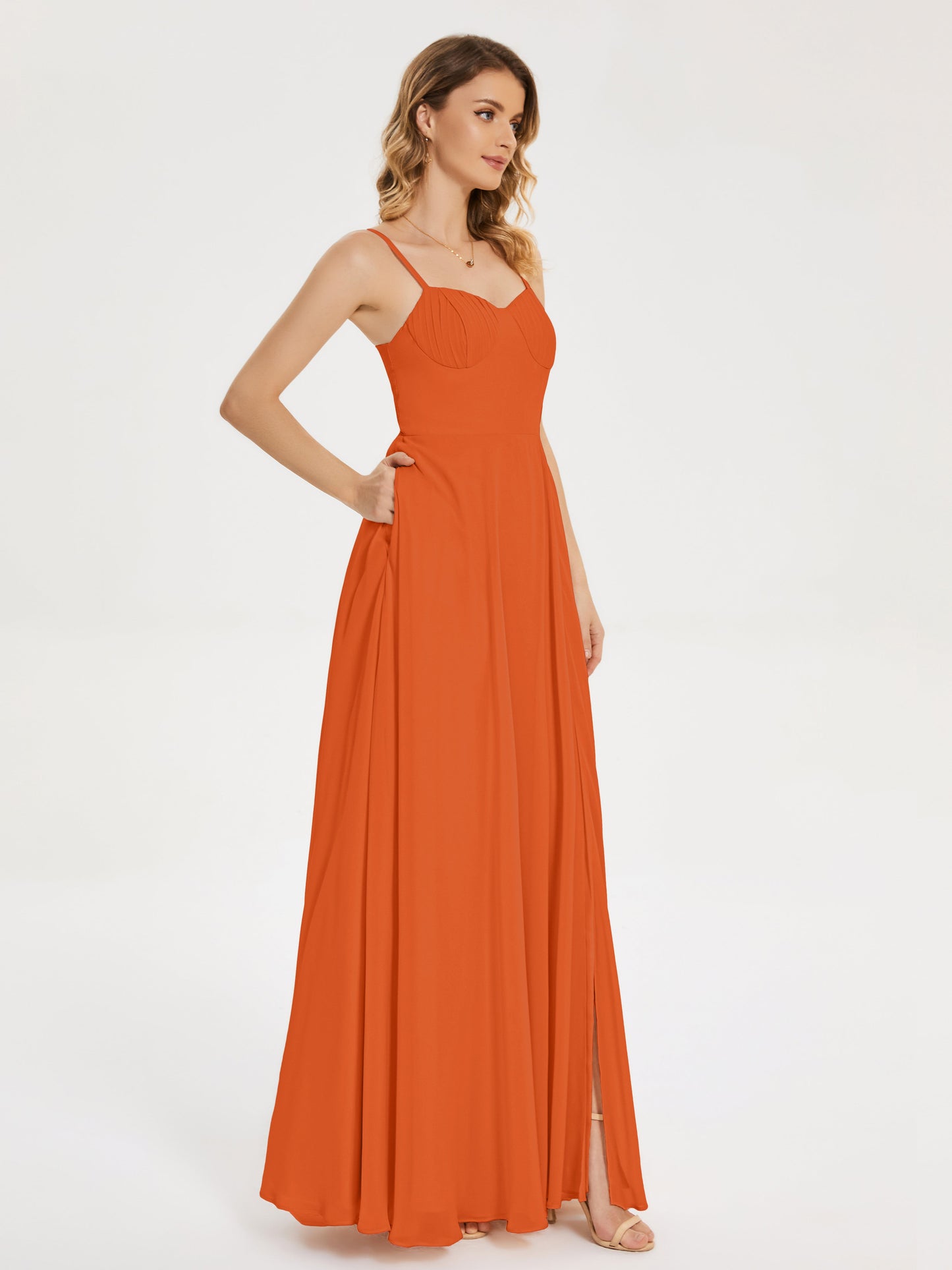 Vestido de fiesta con tirantes finos y corte en A y abertura