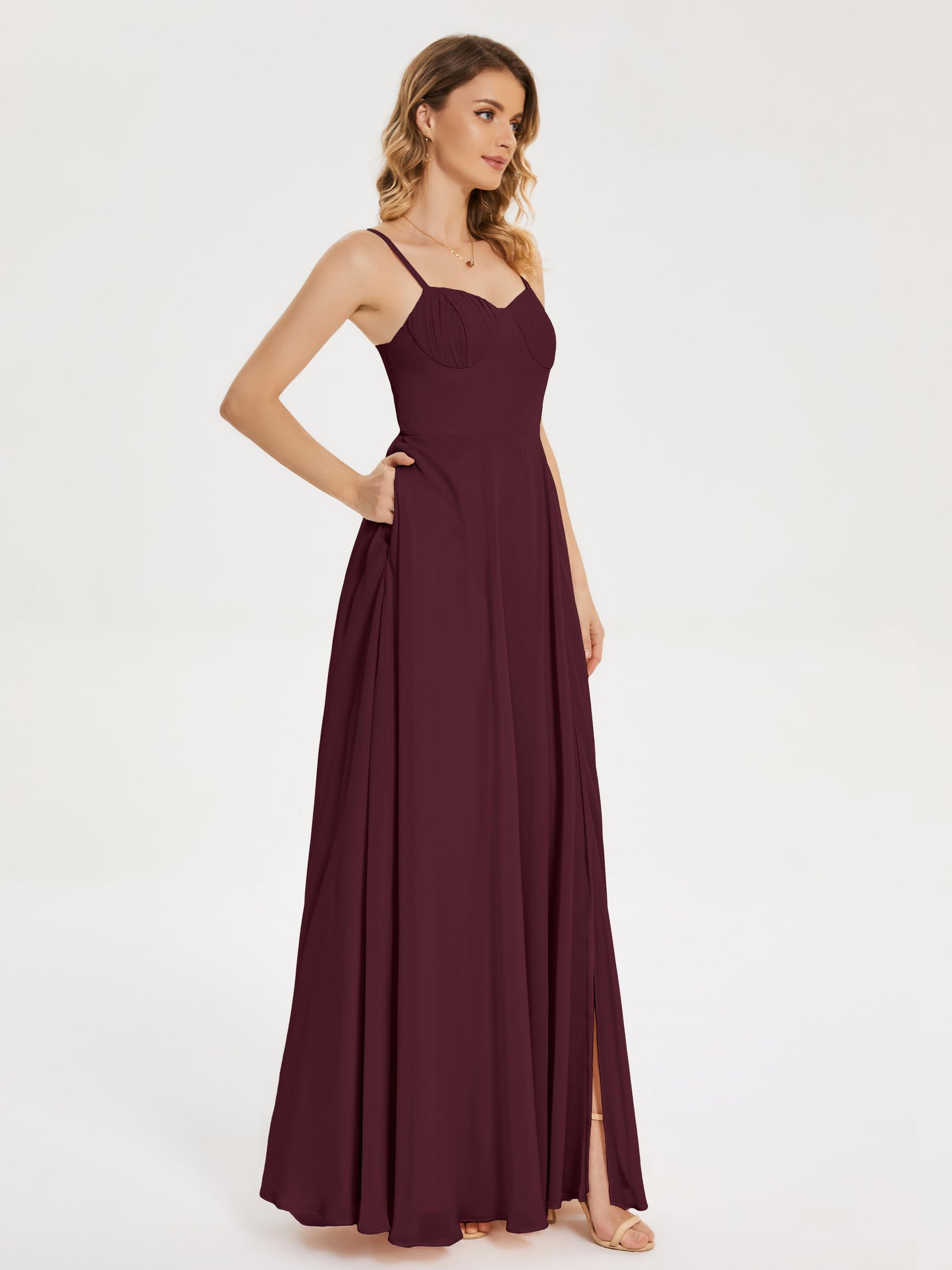 Vestido de fiesta con tirantes finos y corte en A y abertura