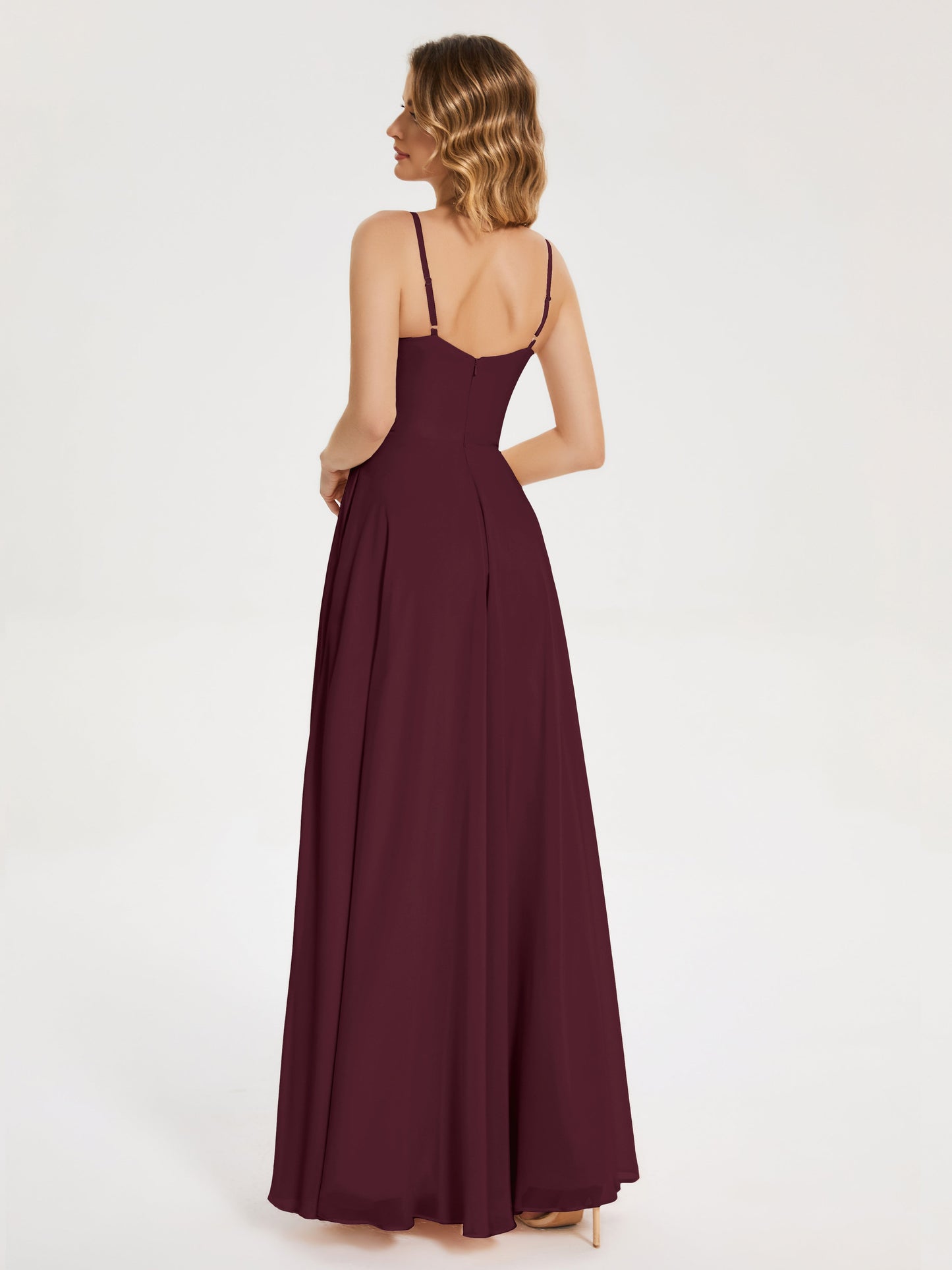 Vestido de fiesta con tirantes finos y corte en A y abertura