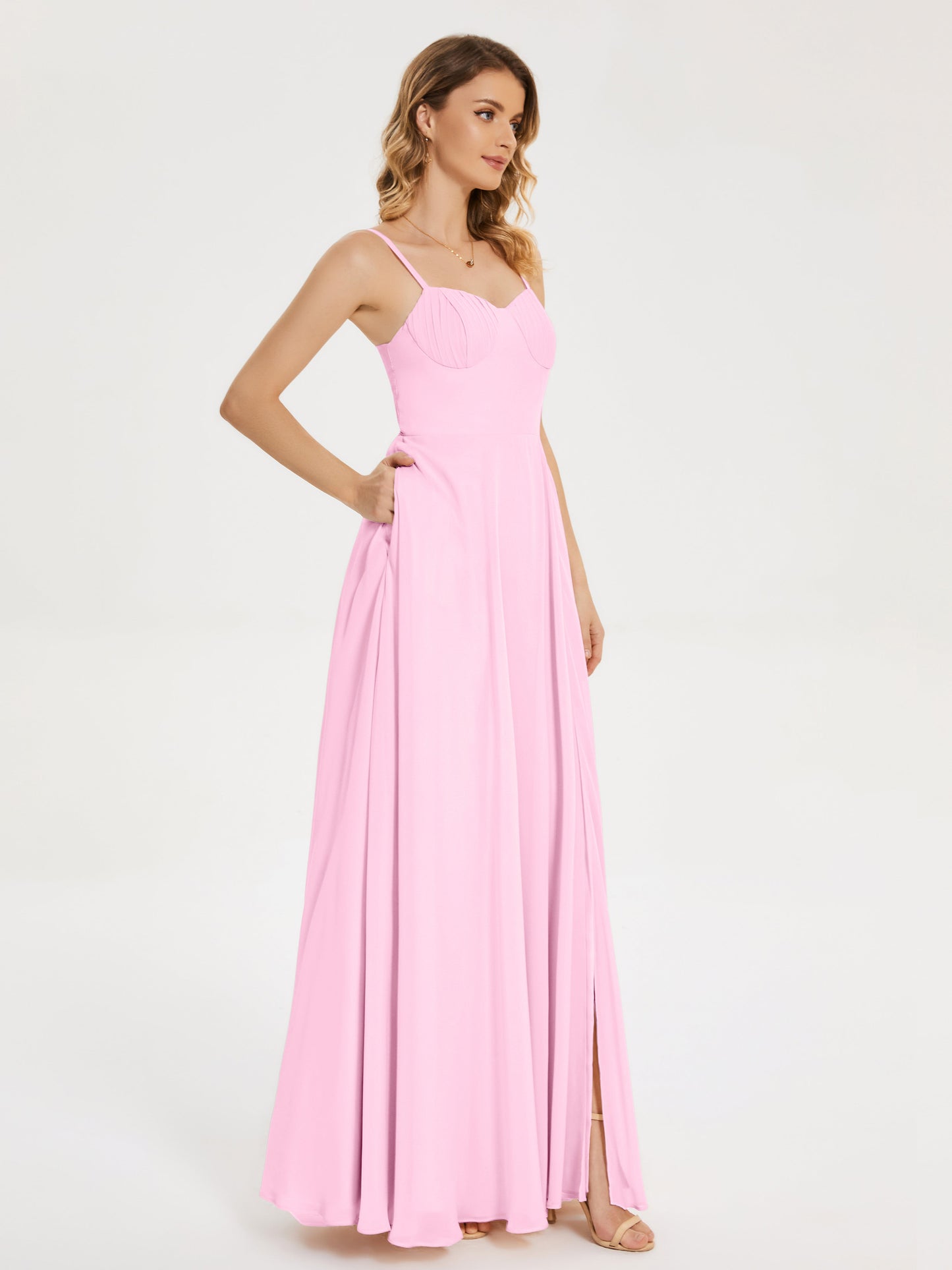 Vestido de fiesta con tirantes finos y corte en A y abertura