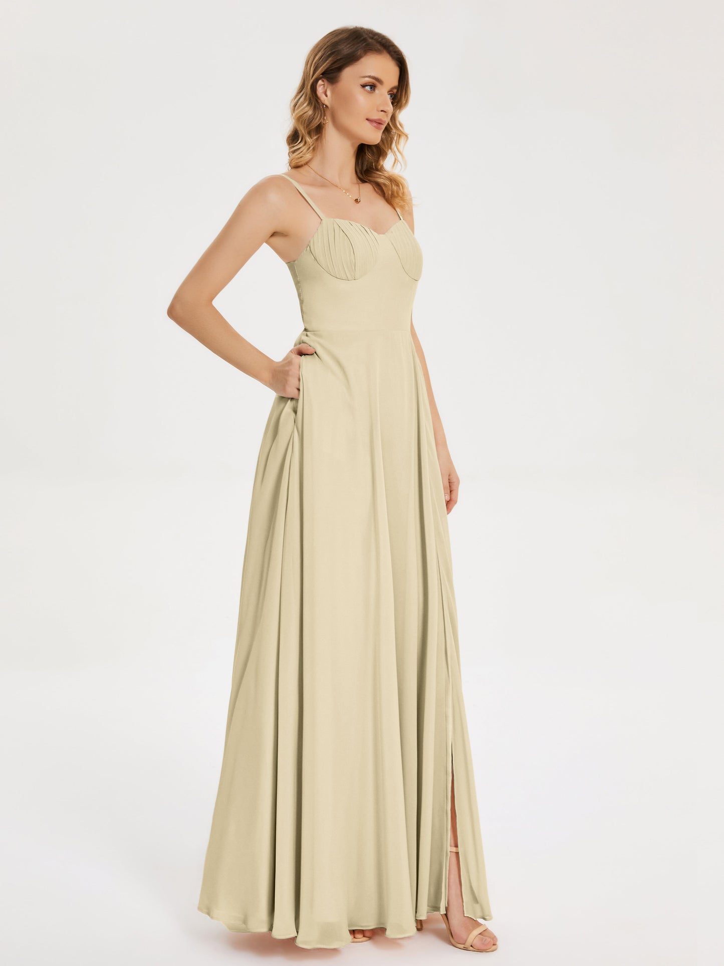 Vestido de fiesta con tirantes finos y corte en A y abertura