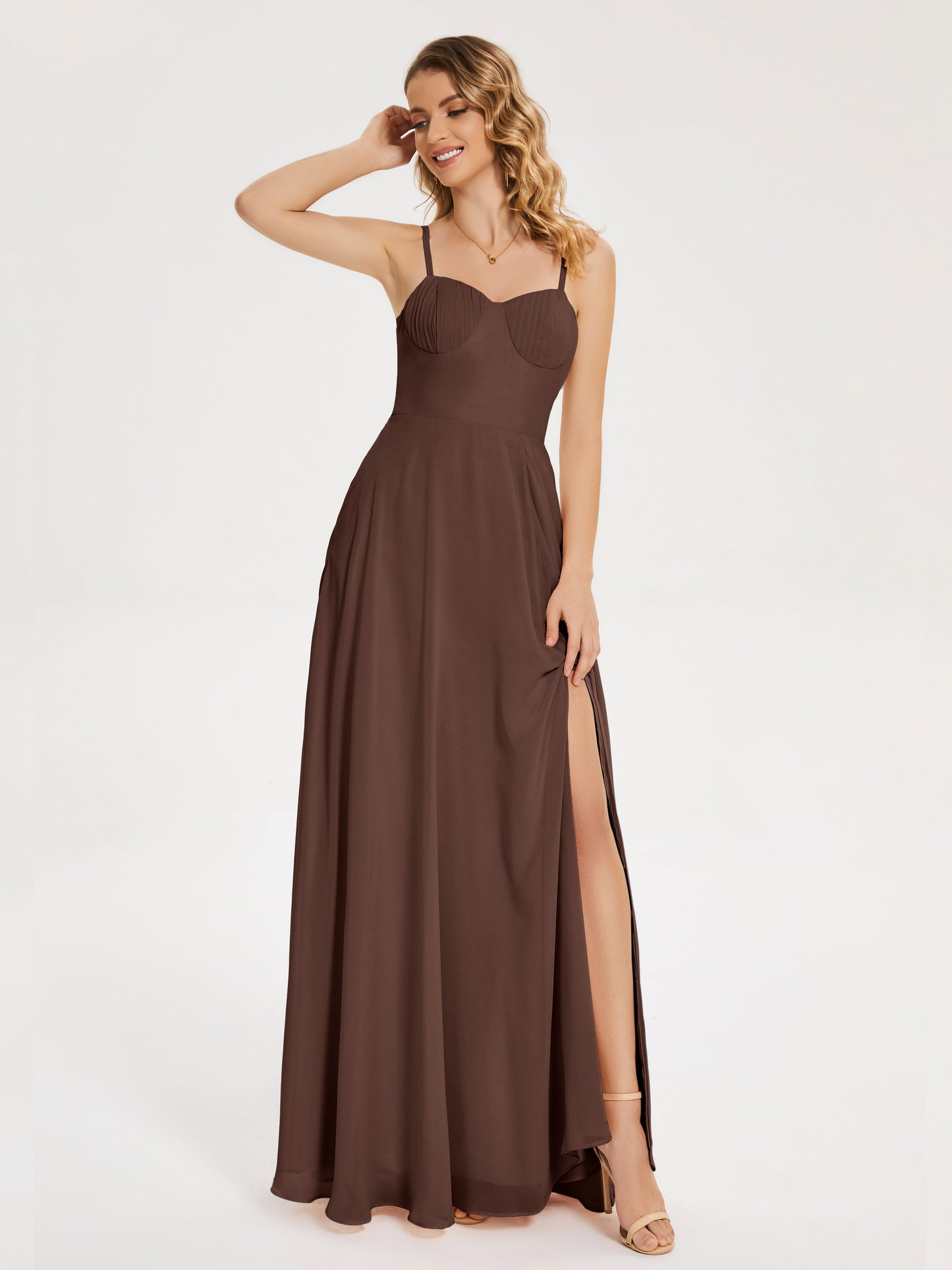 Vestido de fiesta con tirantes finos y corte en A y abertura