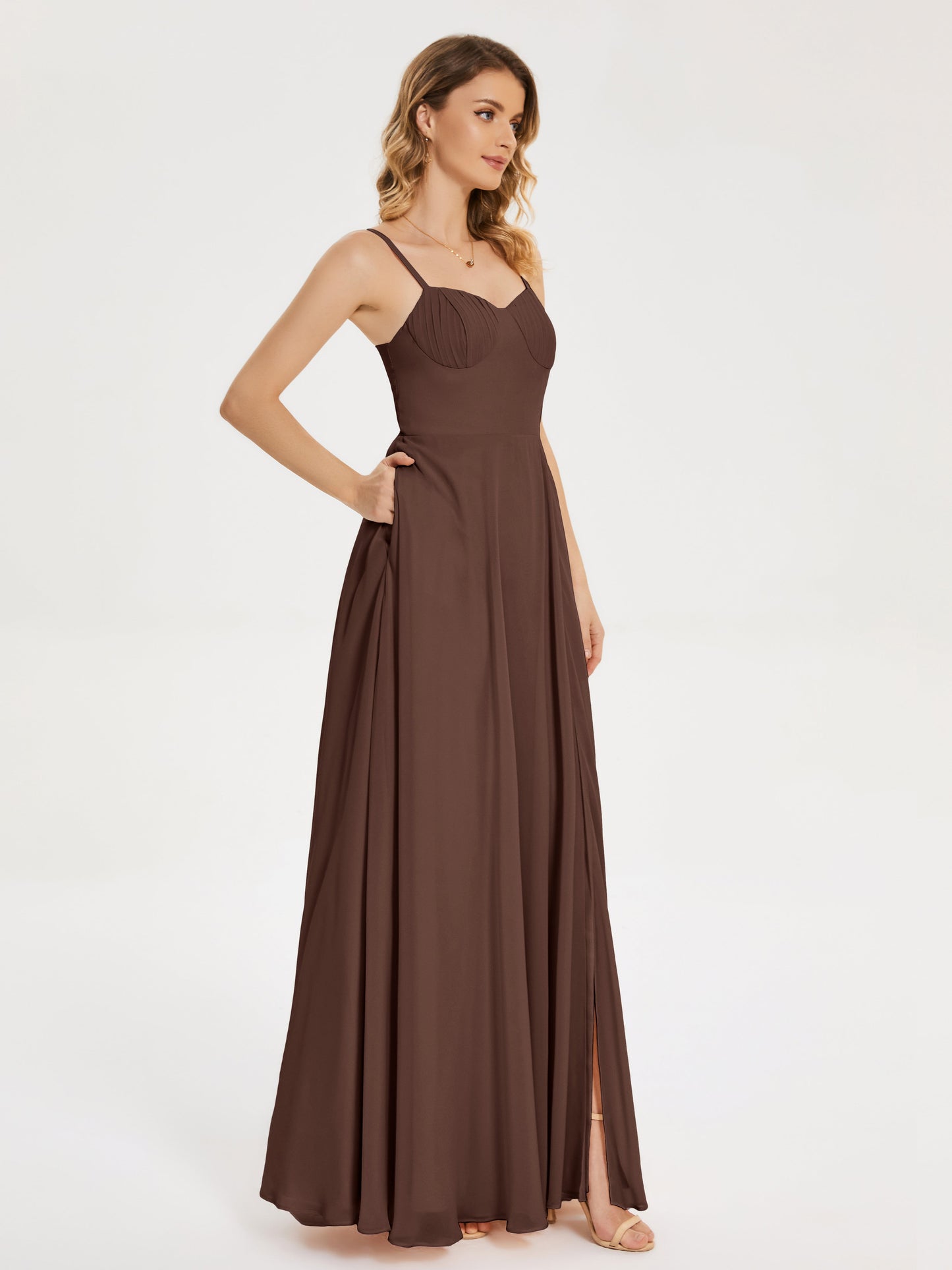 Vestido de fiesta con tirantes finos y corte en A y abertura