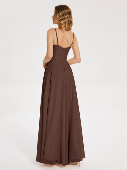 Vestido de fiesta con tirantes finos y corte en A y abertura