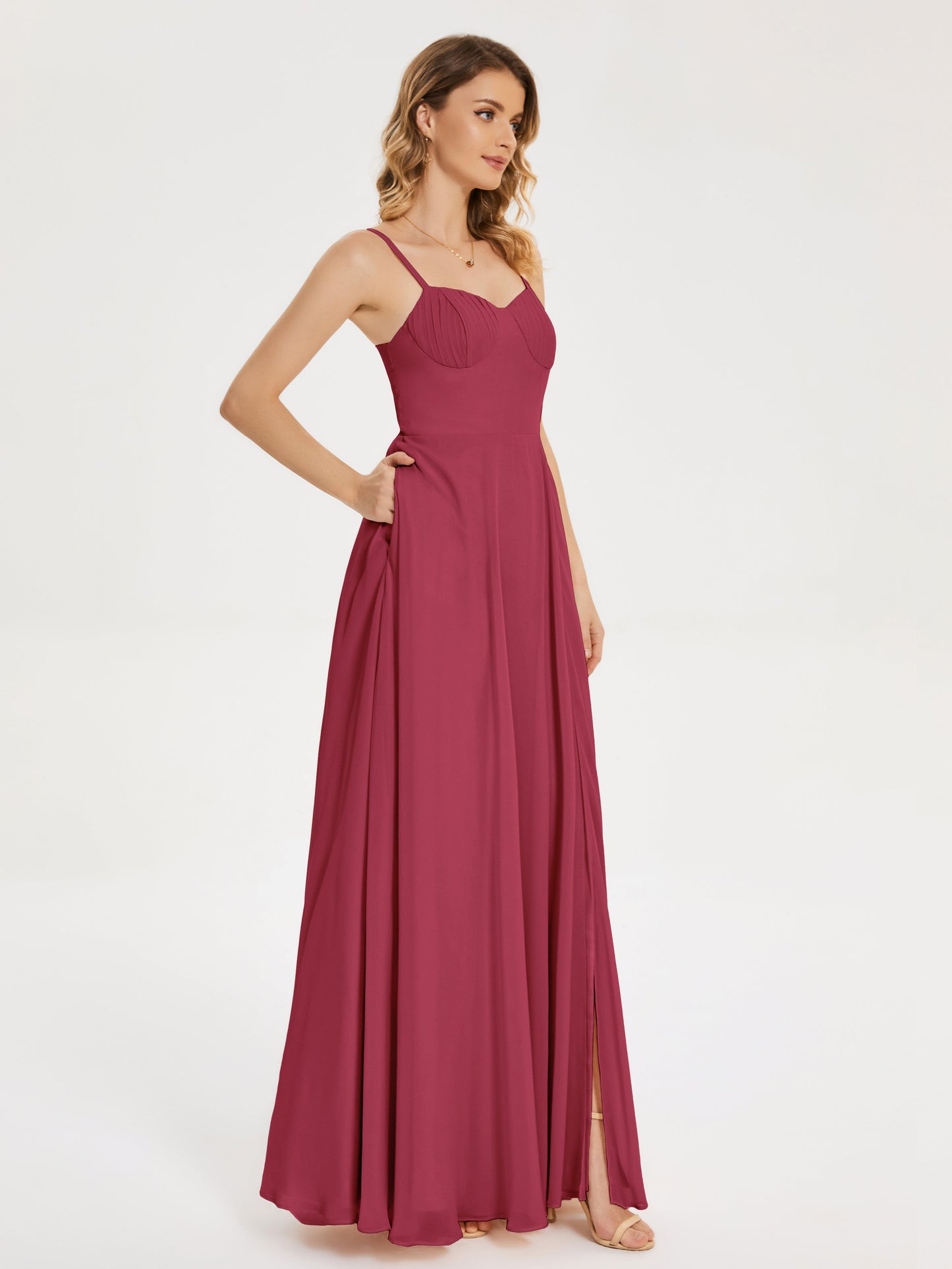 Vestido de fiesta con tirantes finos y corte en A y abertura