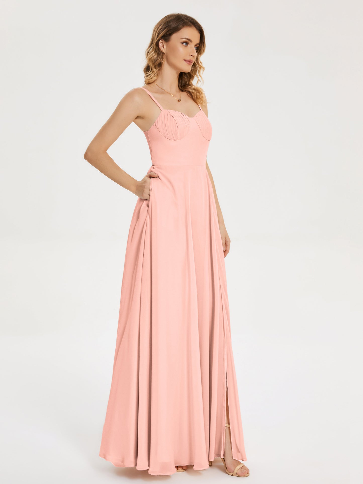 Vestido de fiesta con tirantes finos y corte en A y abertura