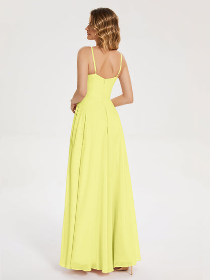 Vestido de fiesta con tirantes finos y corte en A y abertura