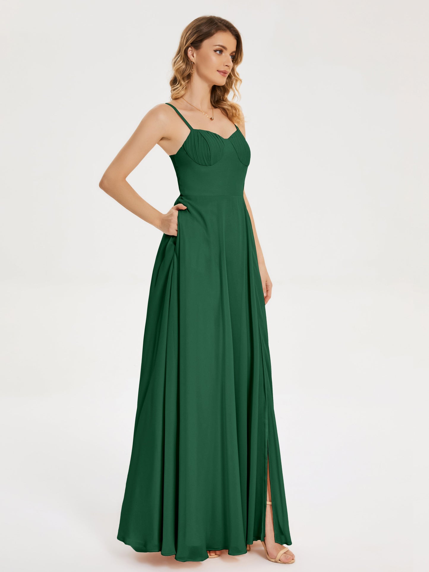 Vestido de fiesta con tirantes finos y corte en A y abertura