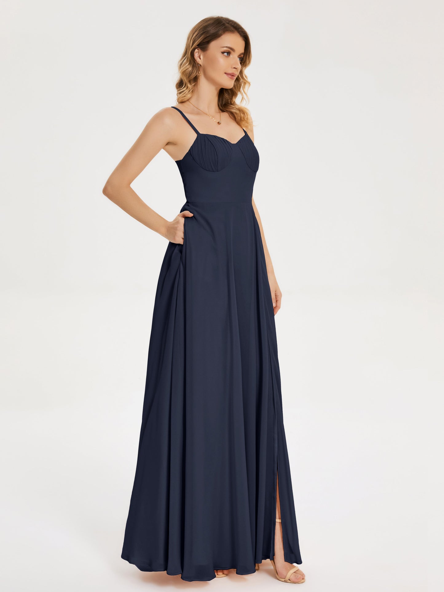 Vestido de fiesta con tirantes finos y corte en A y abertura