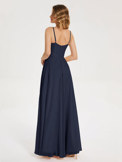 Vestido de fiesta con tirantes finos y corte en A y abertura
