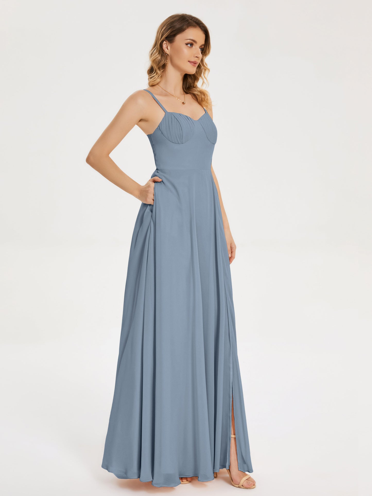 Vestido de fiesta con tirantes finos y corte en A y abertura