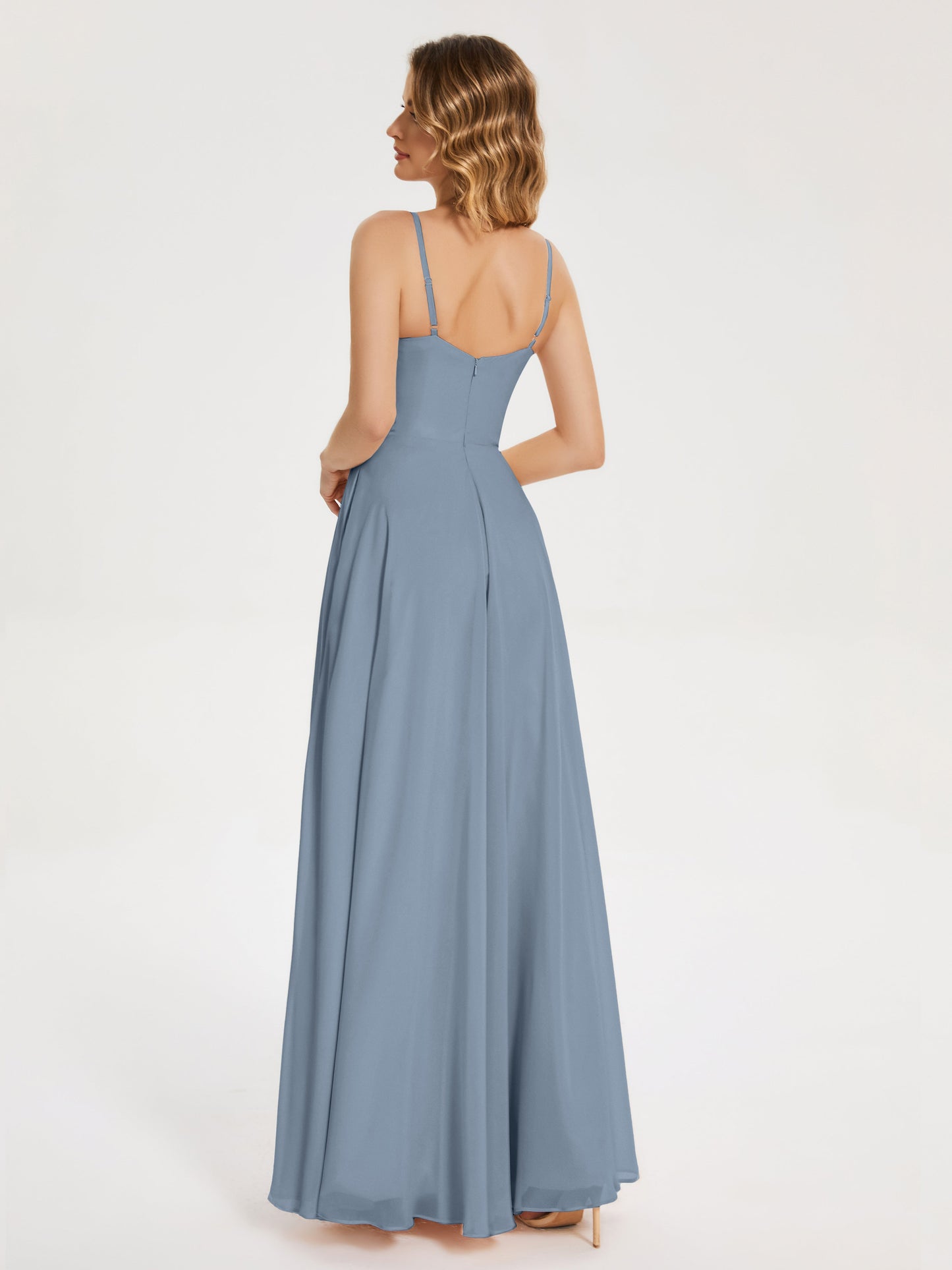 Vestido de fiesta con tirantes finos y corte en A y abertura