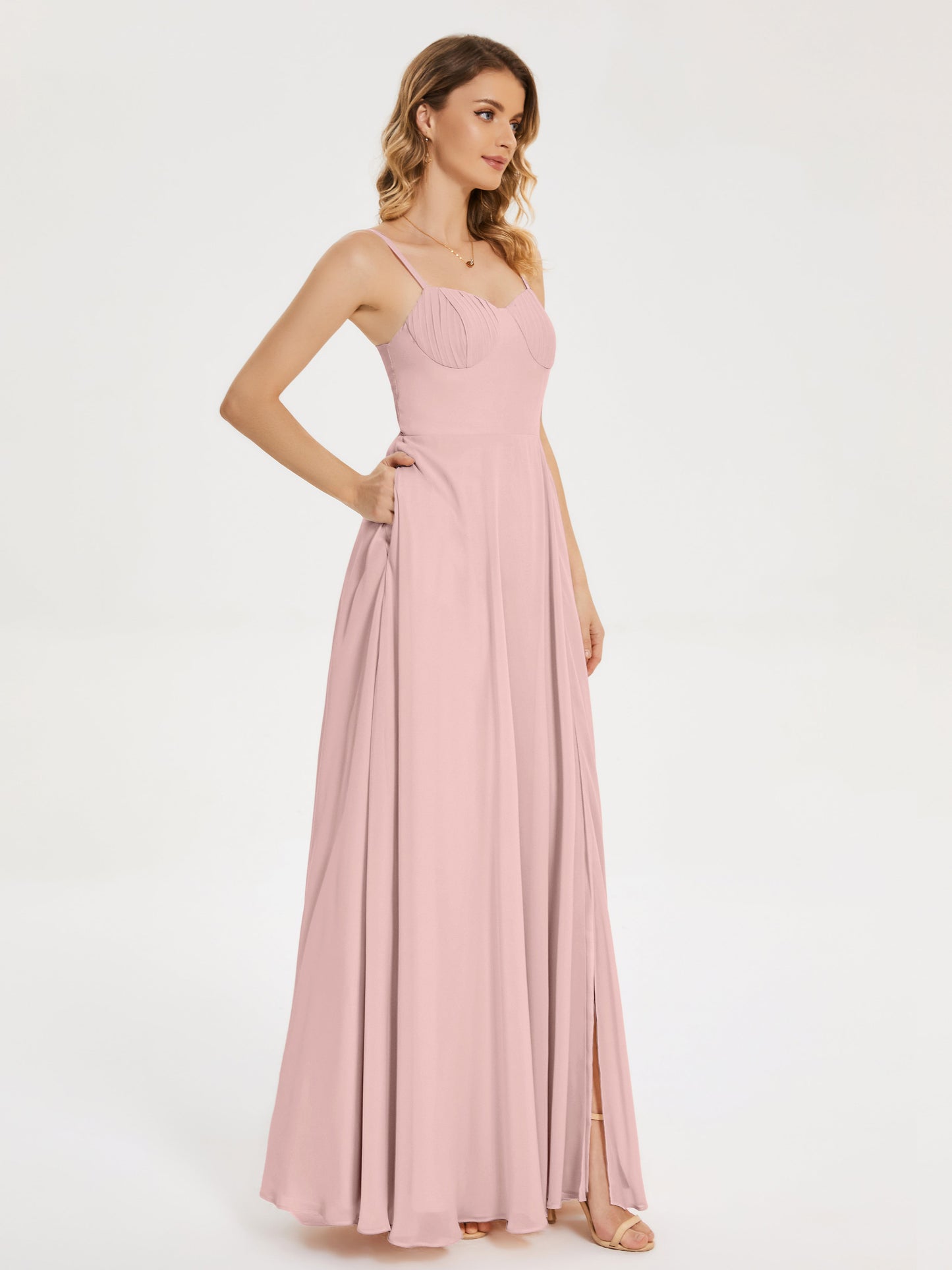 Vestido de fiesta con tirantes finos y corte en A y abertura