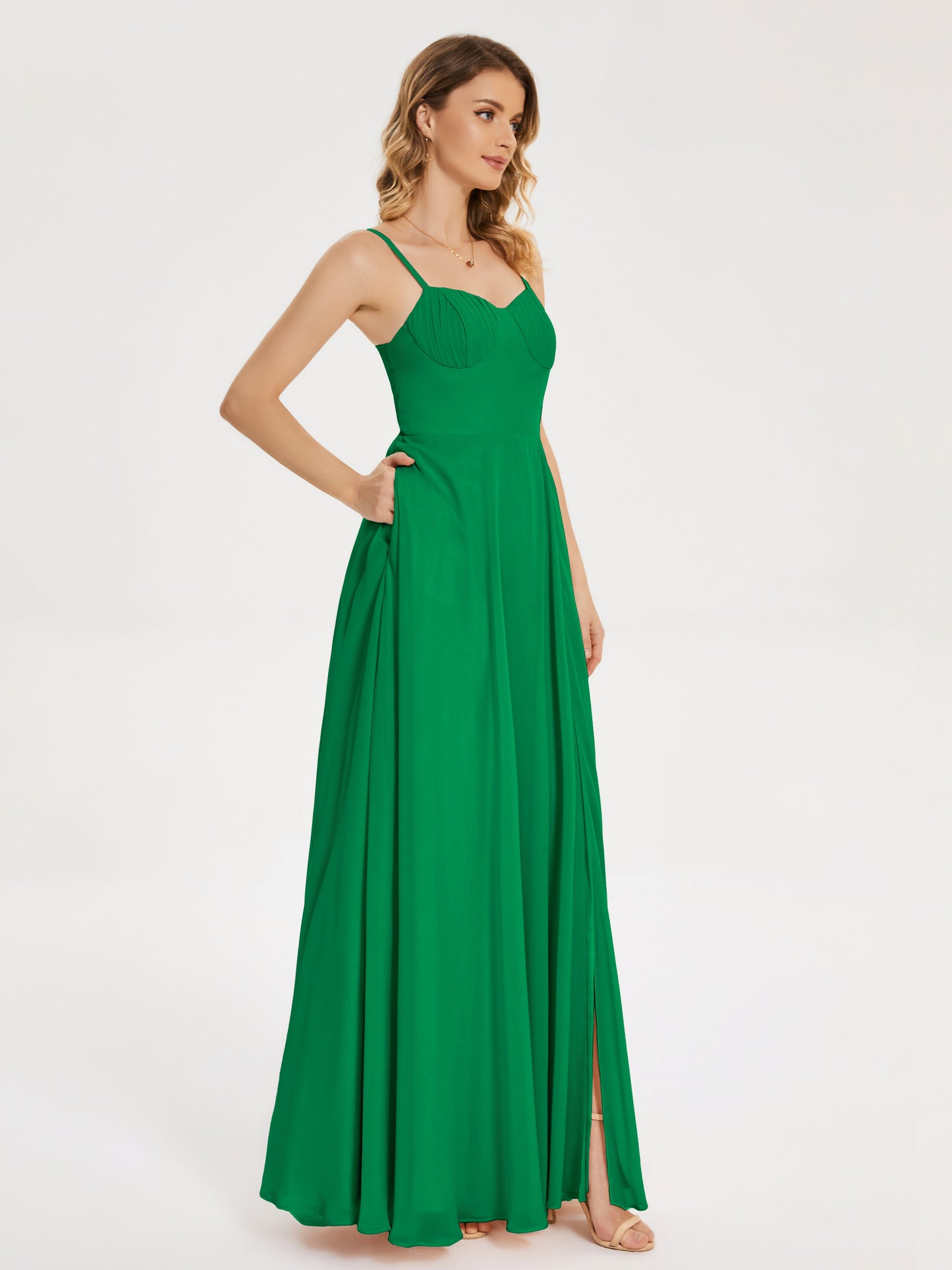 Vestido de fiesta con tirantes finos y corte en A y abertura