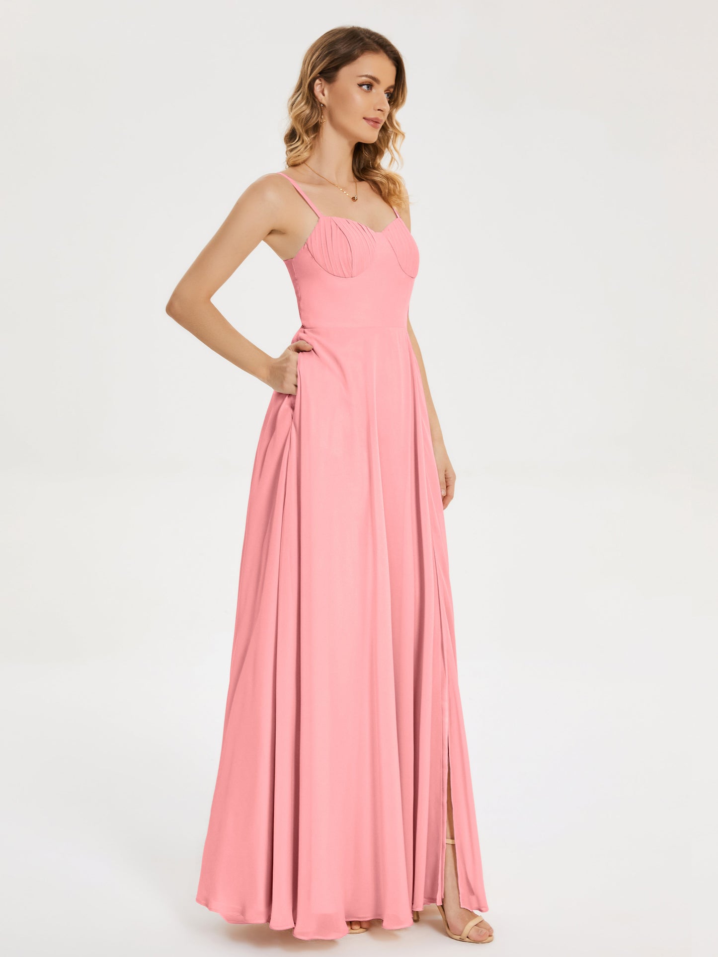 Vestido de fiesta con tirantes finos y corte en A y abertura