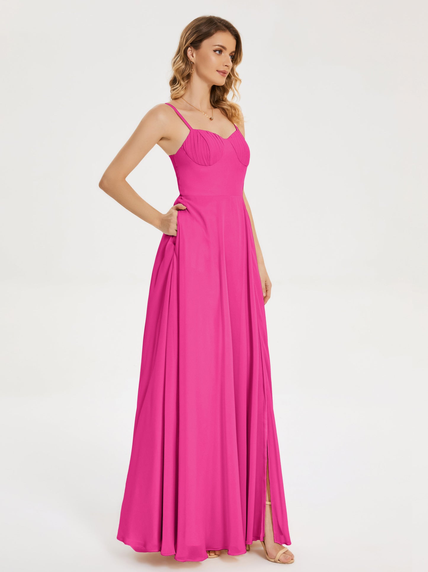 Vestido de fiesta con tirantes finos y corte en A y abertura