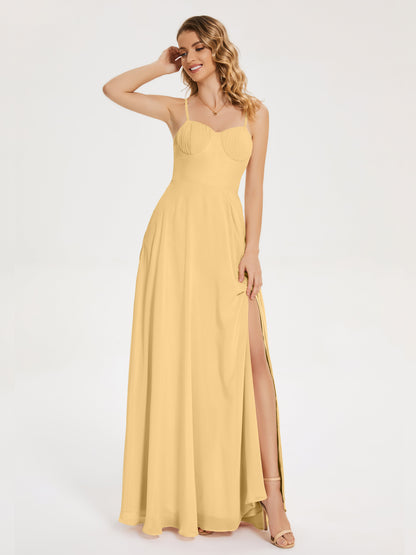 Vestido de fiesta con tirantes finos y corte en A y abertura