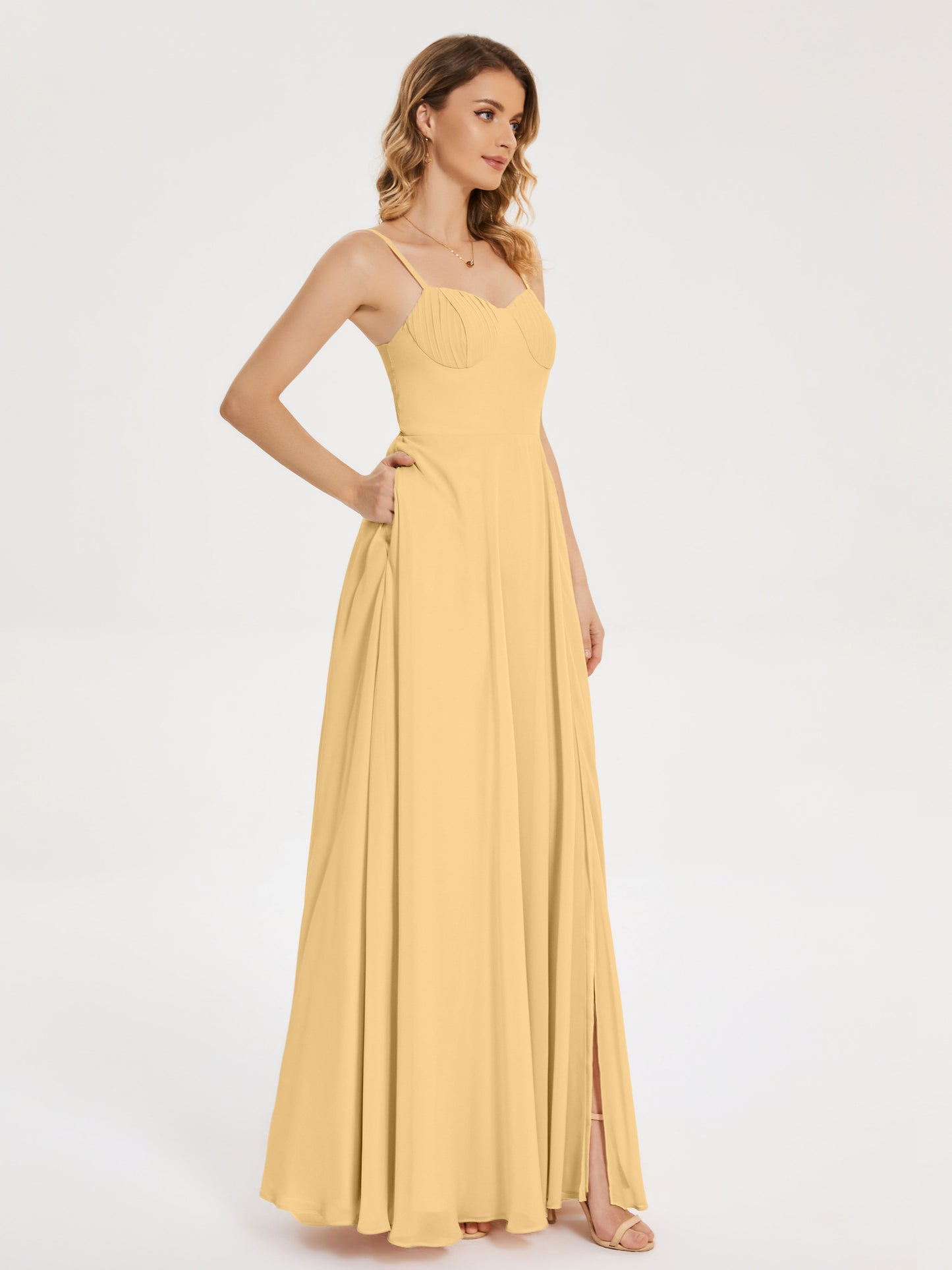 Vestido de fiesta con tirantes finos y corte en A y abertura