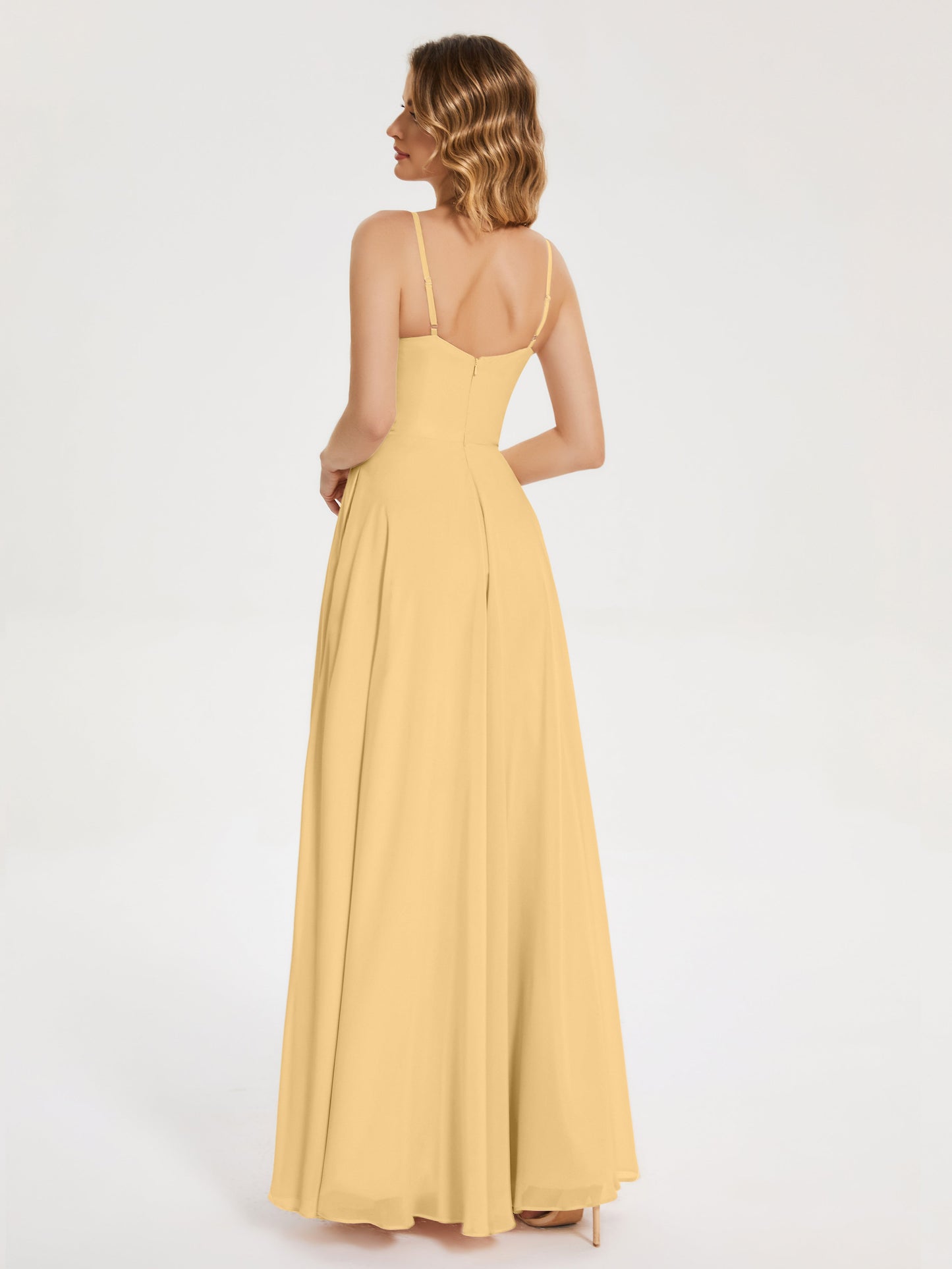 Vestido de fiesta con tirantes finos y corte en A y abertura